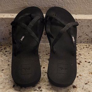 Teva Women's Olowahu sandals Black, size 9